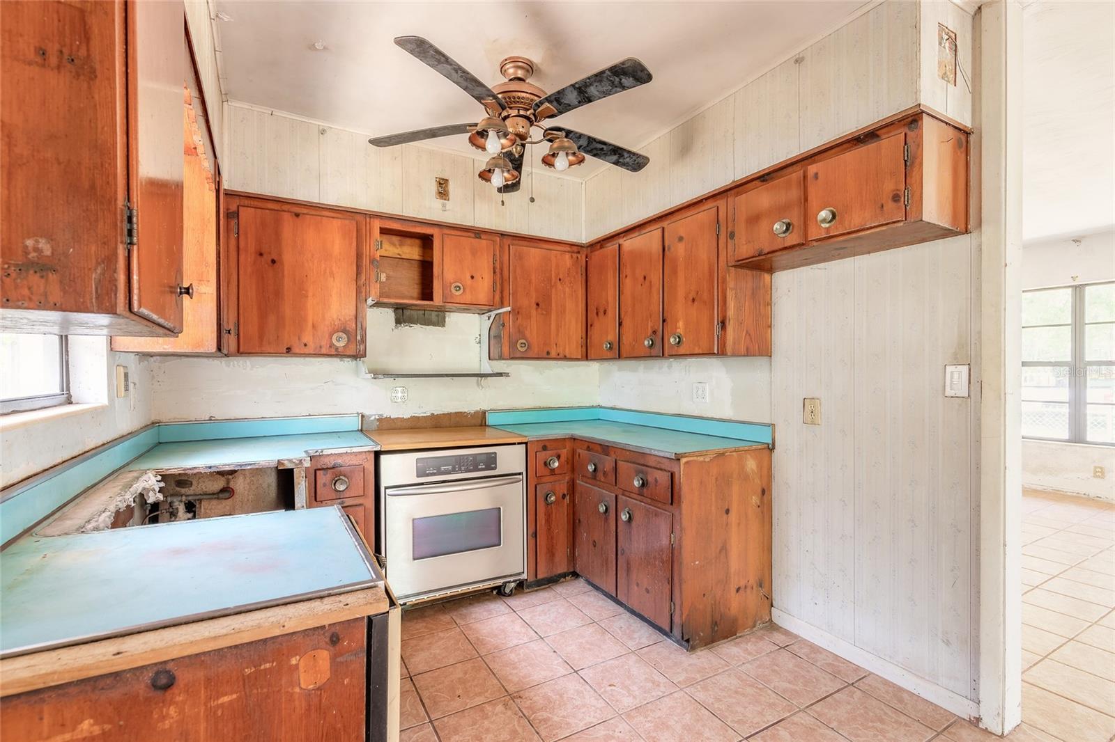 TUCKER 02 BLK 14 KINGSTON - Residential