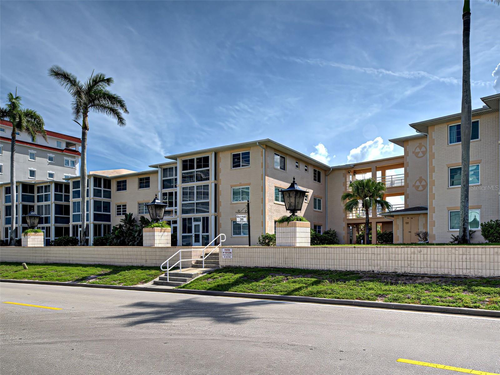200 THE ESPLANADE N B19