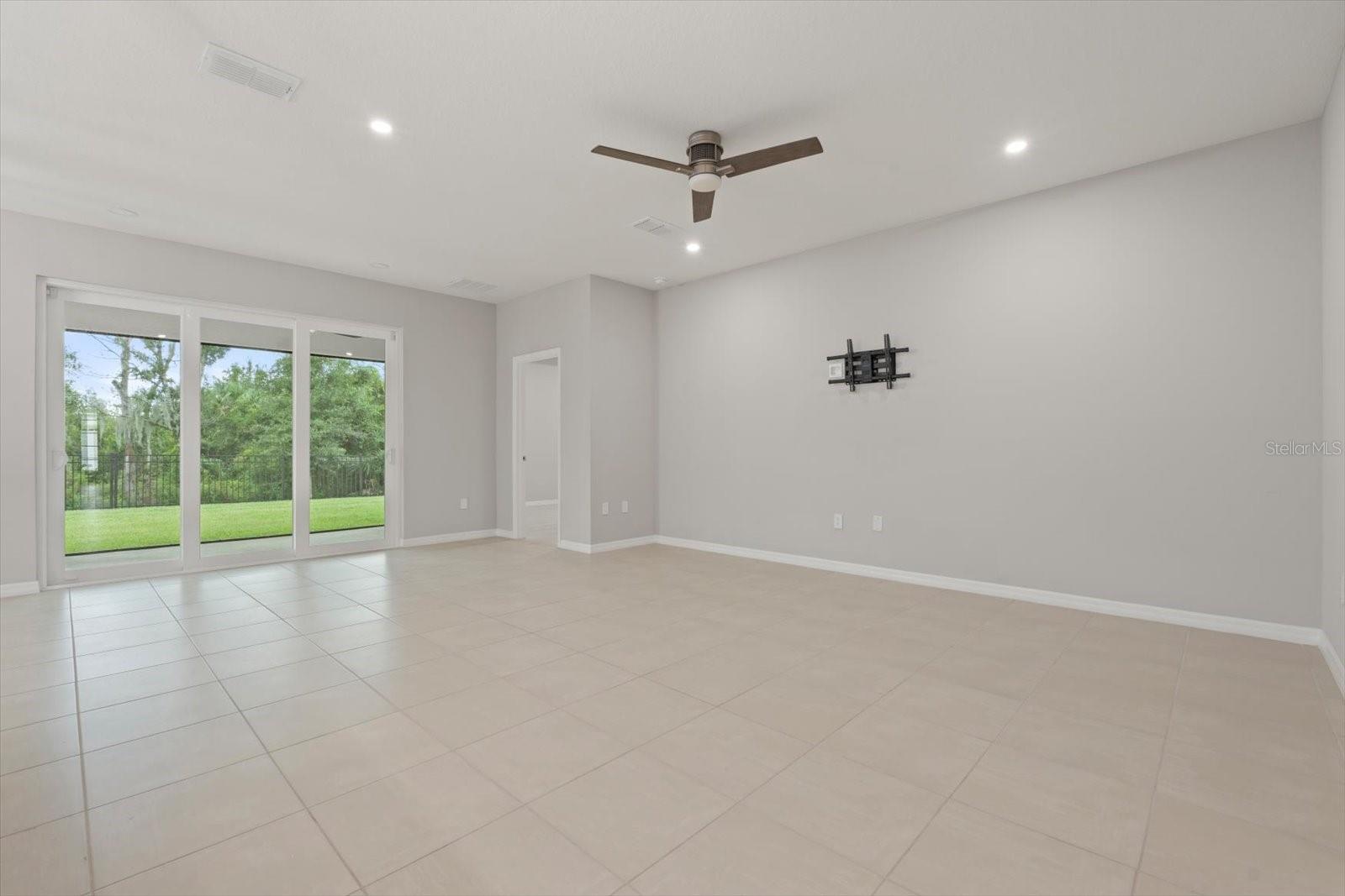 BELLA LAGO - Residential
