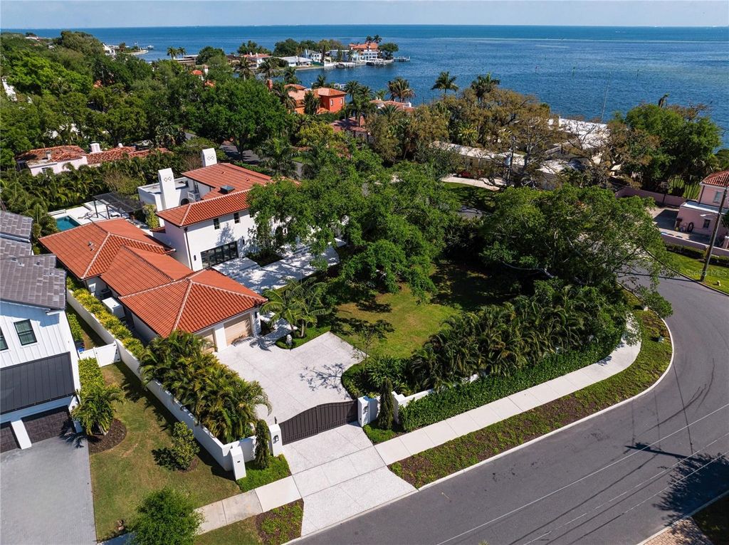 Photo of 416 Brightwaters Boulevard NE, St Petersburg, FL 33704 (MLS # TB8491058)