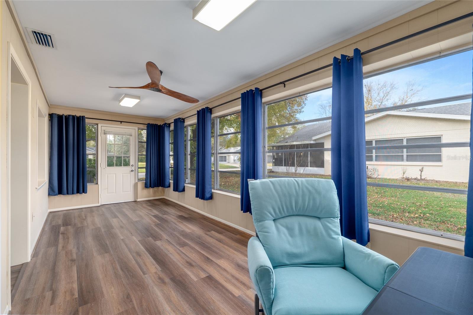 ON TOP OF THE WORLD - Residential