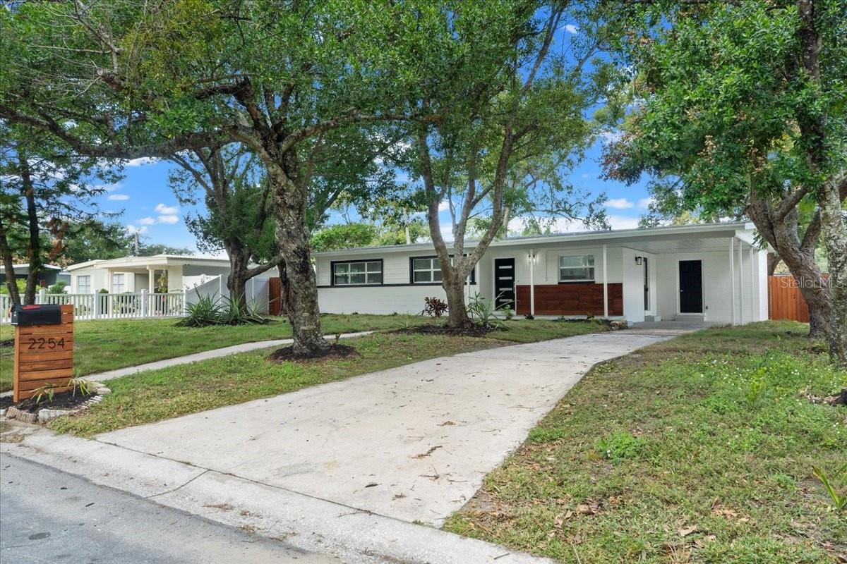 CRYSTAL SHORES - Residential