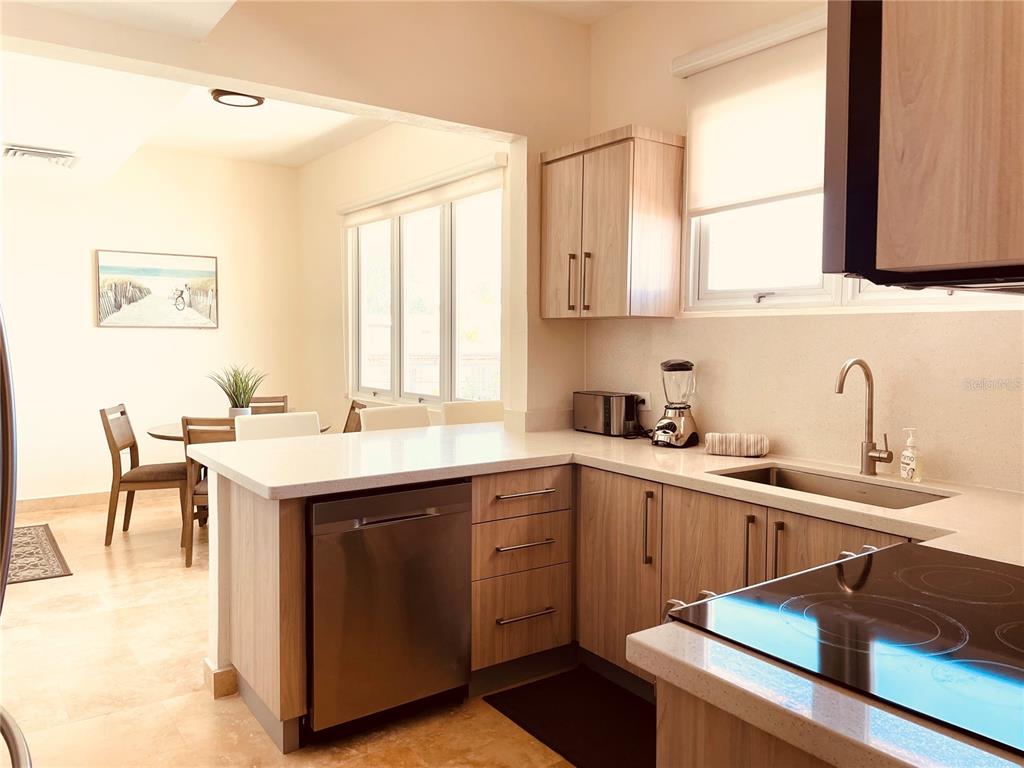 OCEAN PARK, STEPS TO BEST BEACH - Residential