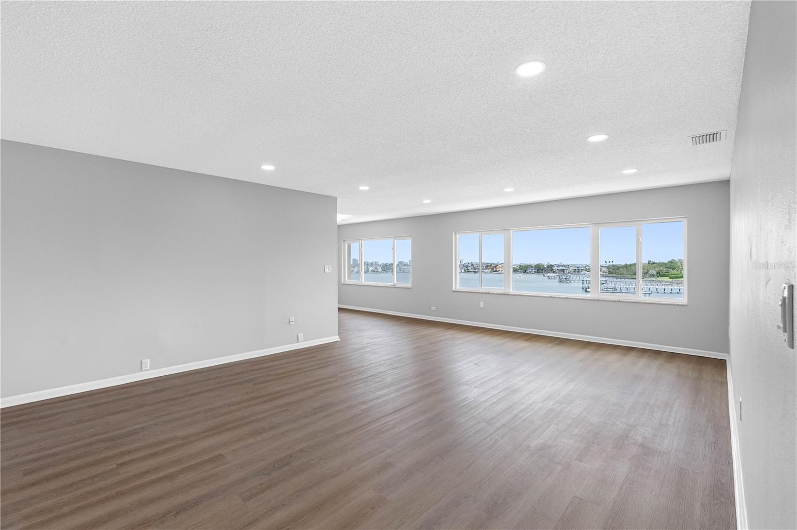 HARBOUR CLUB CONDO 3 - Residential