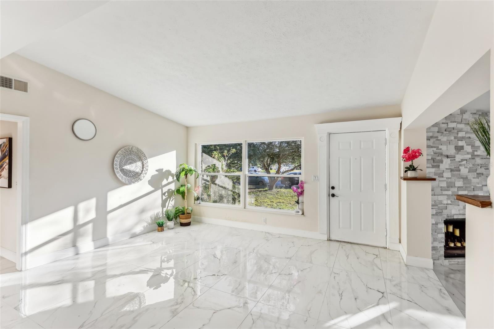 118 N SUNLAND DRIVE