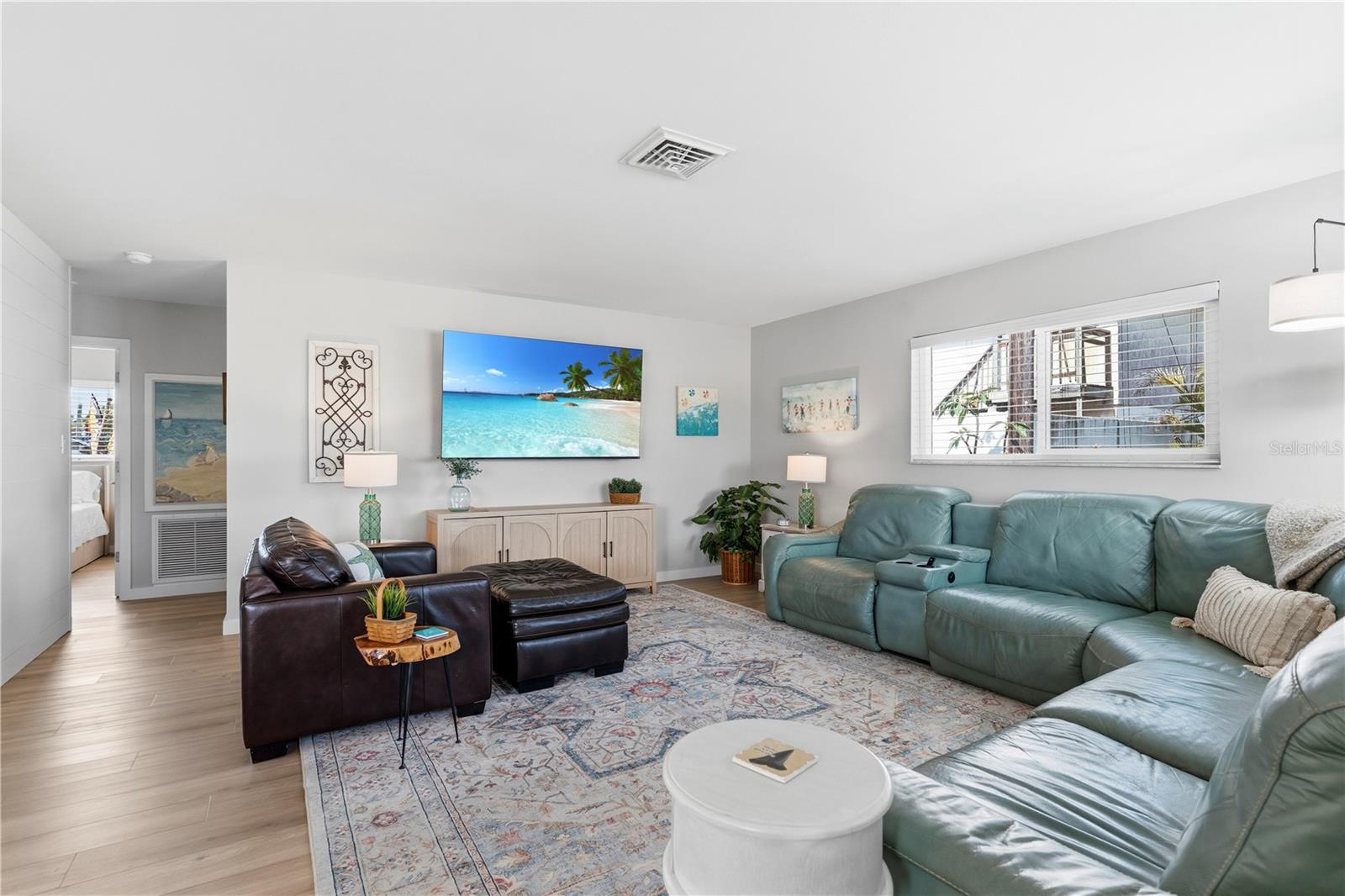 1977 BEACH ROAD 44