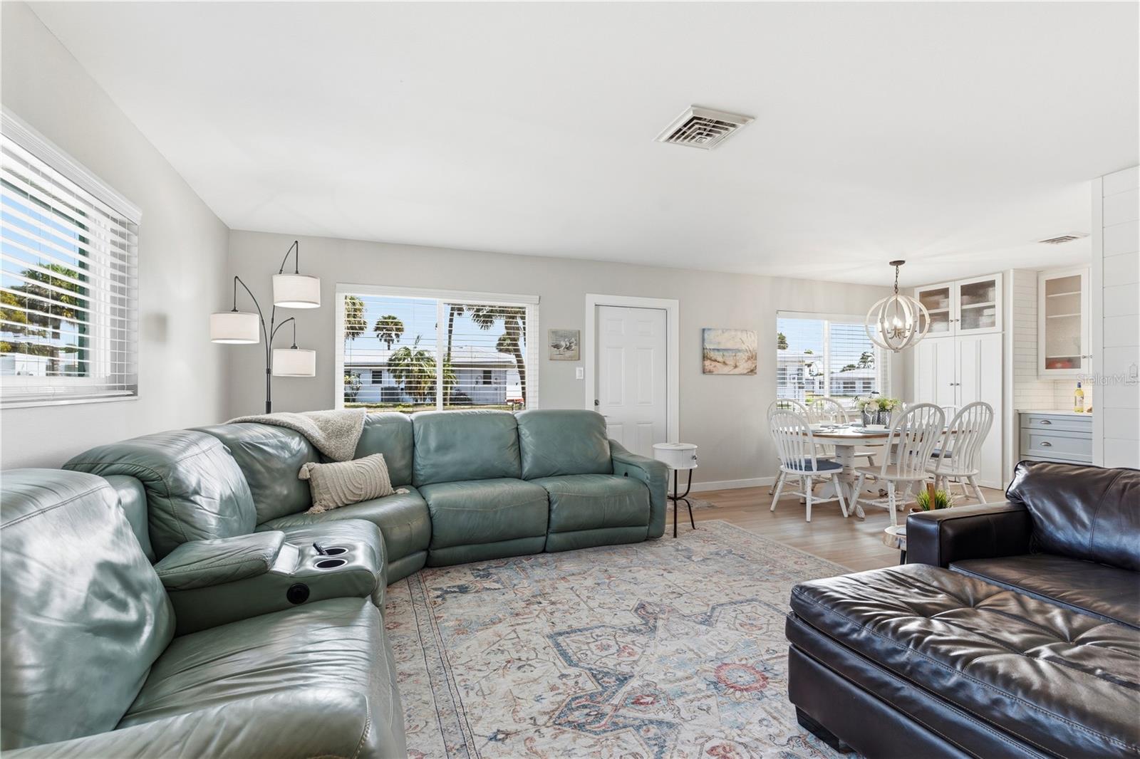 1977 BEACH ROAD 44