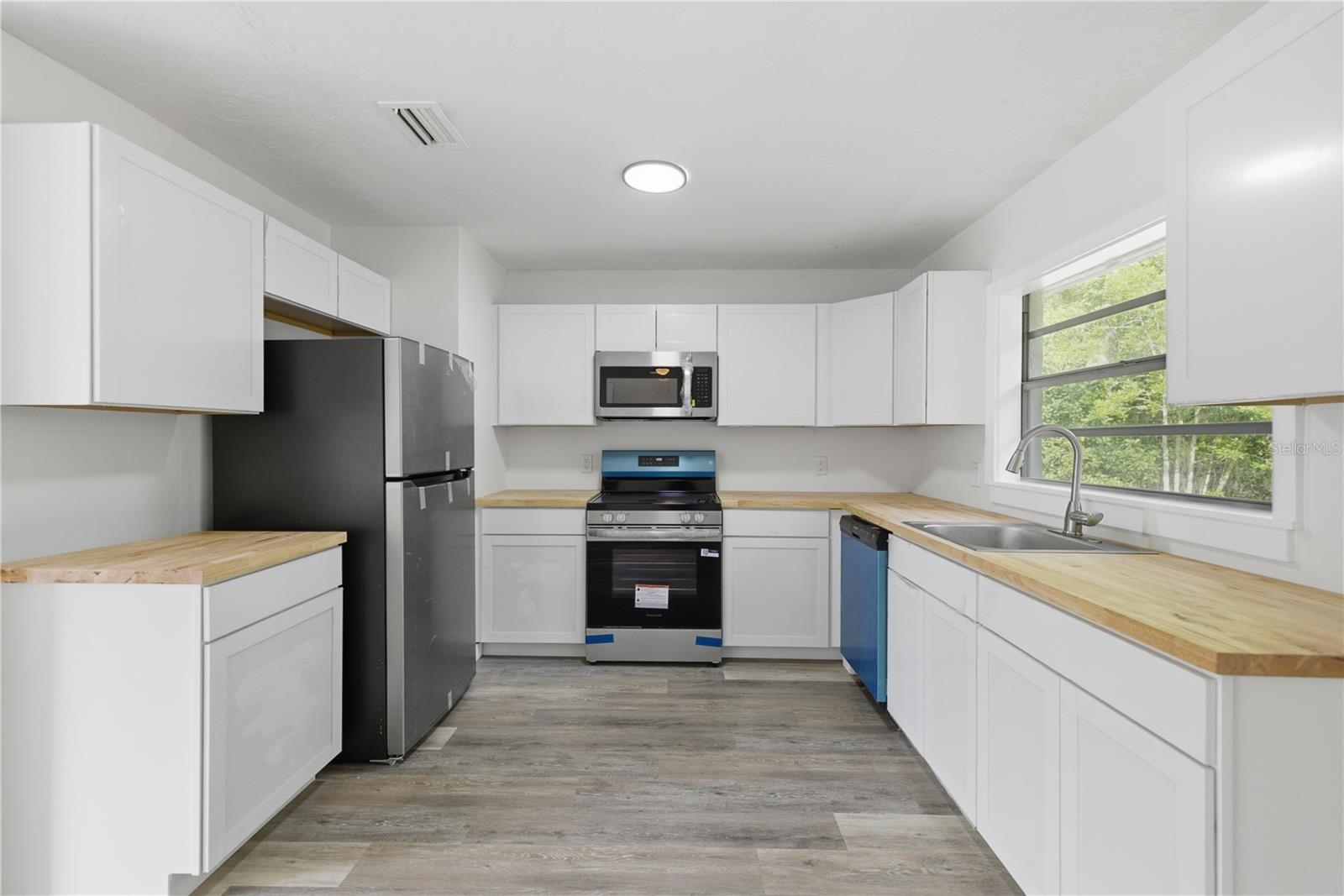 RAINBOW LAKES ESTATE - Residential