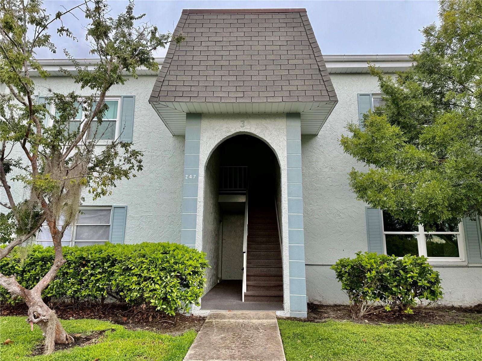 Great location and community with large pool and clubhouse. Minutes to Tampa & ST Pete airport... 15 minutes to Clearwater Beach or walk 2 blocks to the Bay.. Large 1/1 condo, ceiling fans thru out and large screen porch with shades and storage closet.