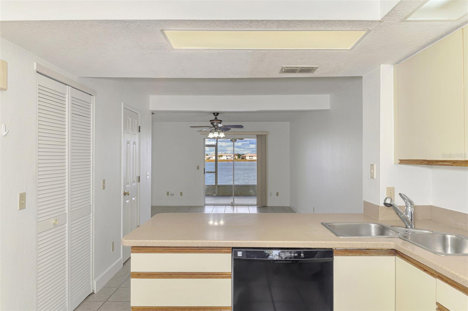 LAKE RIO TWNHMS - Residential