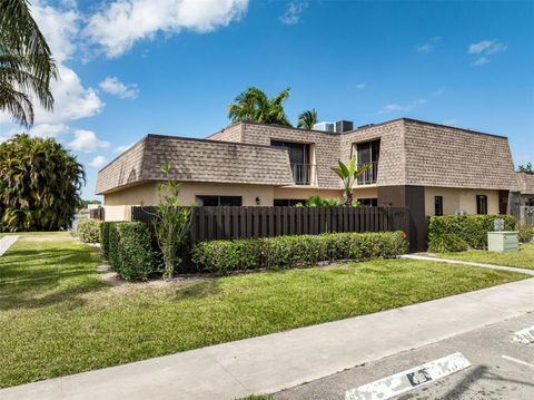 Photo of 4102 Waterview Circle, Palm Springs, FL 33461 (MLS # O6306311)