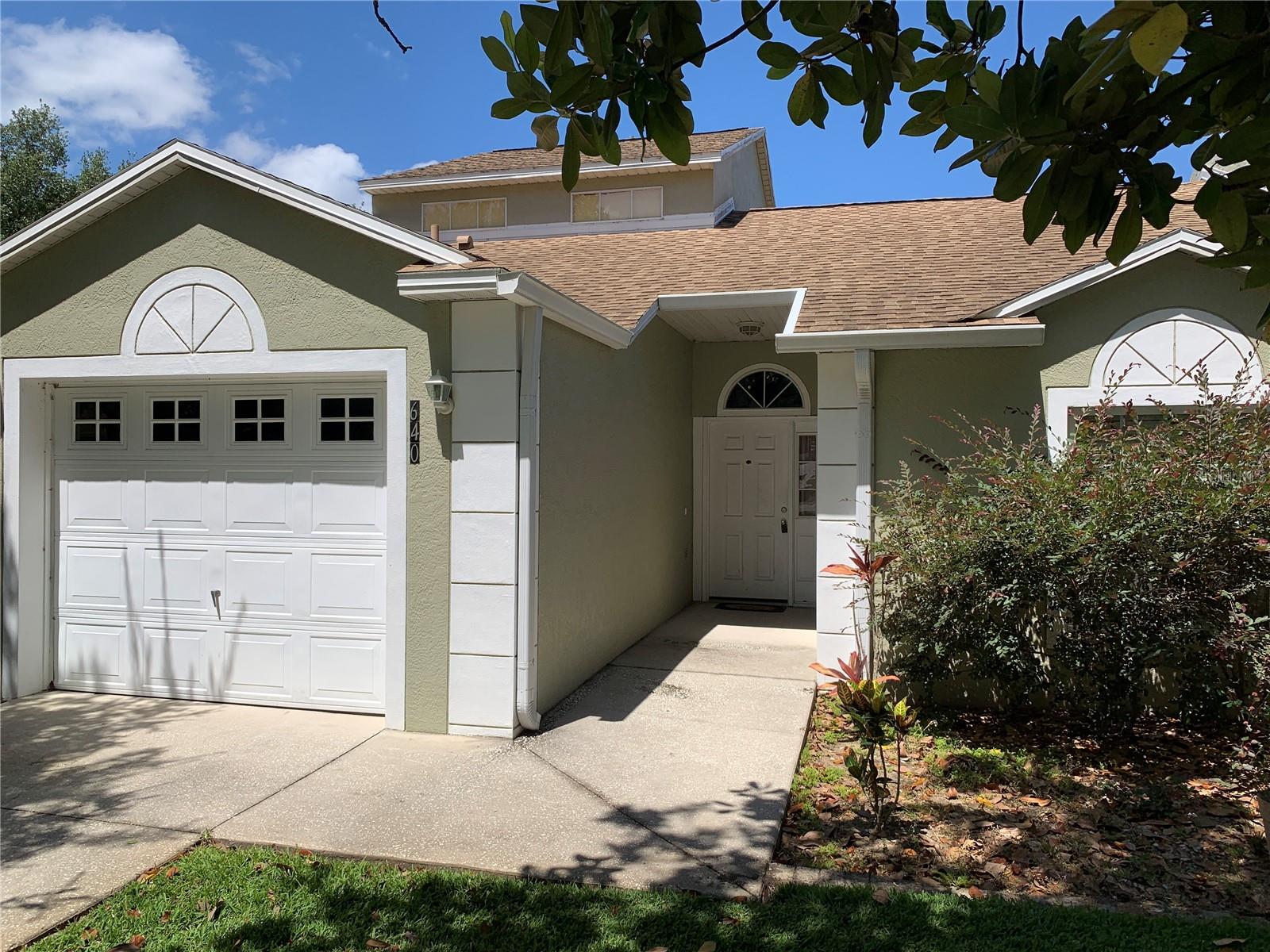 Located in SOUTHERN VILLAS
*Visit our website for online application and qualifications
*Looking to build your credit while renting? Look no further we provide credit reporting for all leases. Give us a call or see our website for more details
* 1 Small Pet Permitted with Refundable Deposit *Breed Restrictions Do Apply.
*Vaulted Ceiling(s)
*Ceiling Fans(s)
*Bright and open floor plan
*Washer and Dryer hook up
*Screened-in Back Porch
*HOA fee included in rent
*Access to Community Pool
*Lawn care included
*Seeking high quality, long-term resident.
*Conveniently located to the hospital, Downtown Clermont, major highways, Walking distance to Elementary ,Clermont middle and South Lake High schools, and shopping.