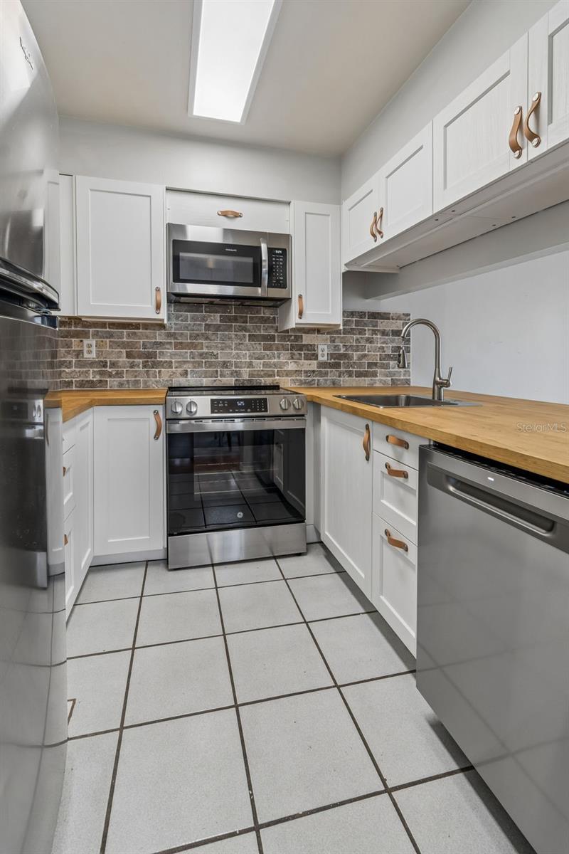 SUNRIDGE OF TAMPA BAY A CONDOM - Residential