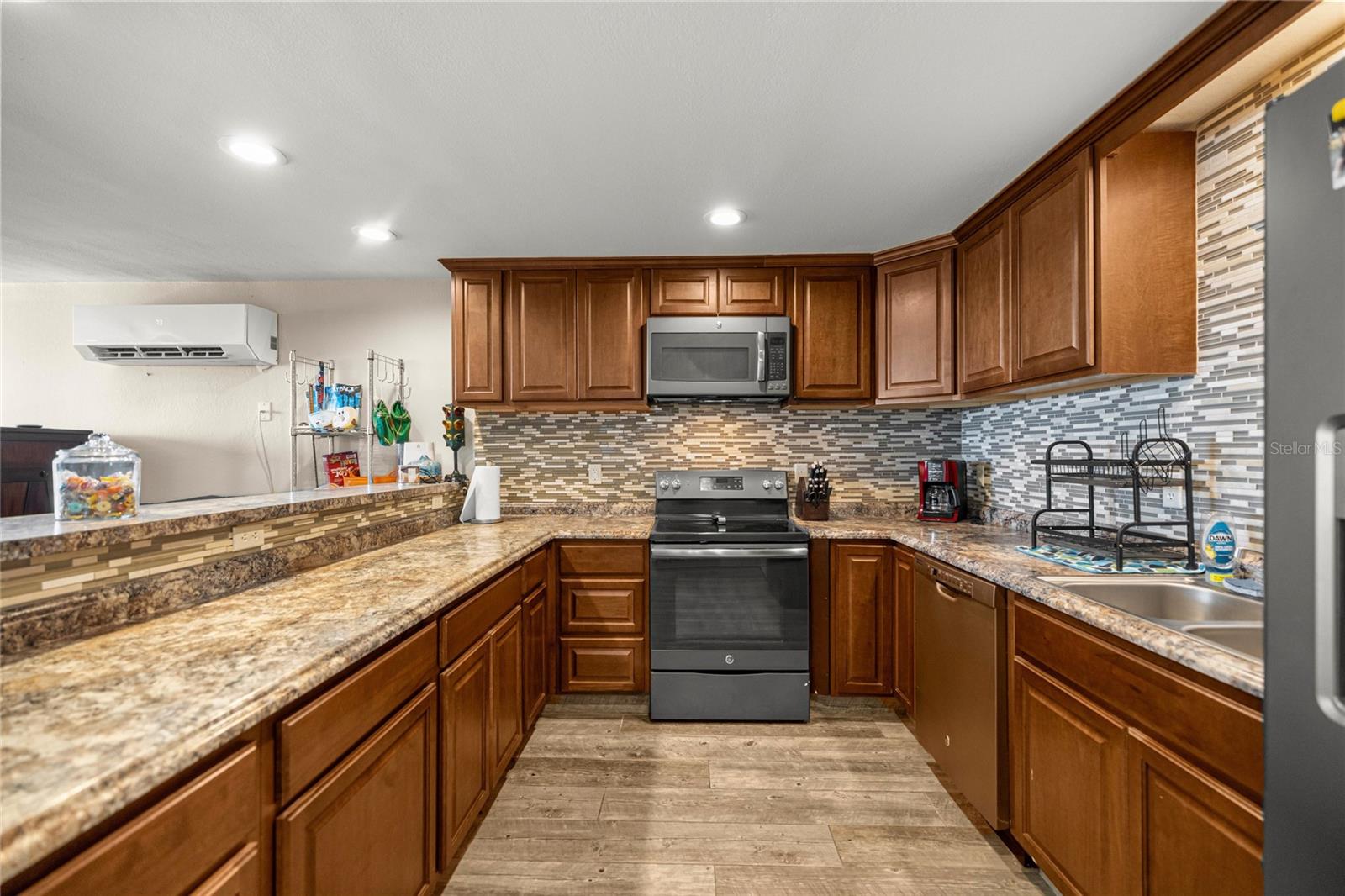 LAKESIDE AT LAKE BRYANT - Residential