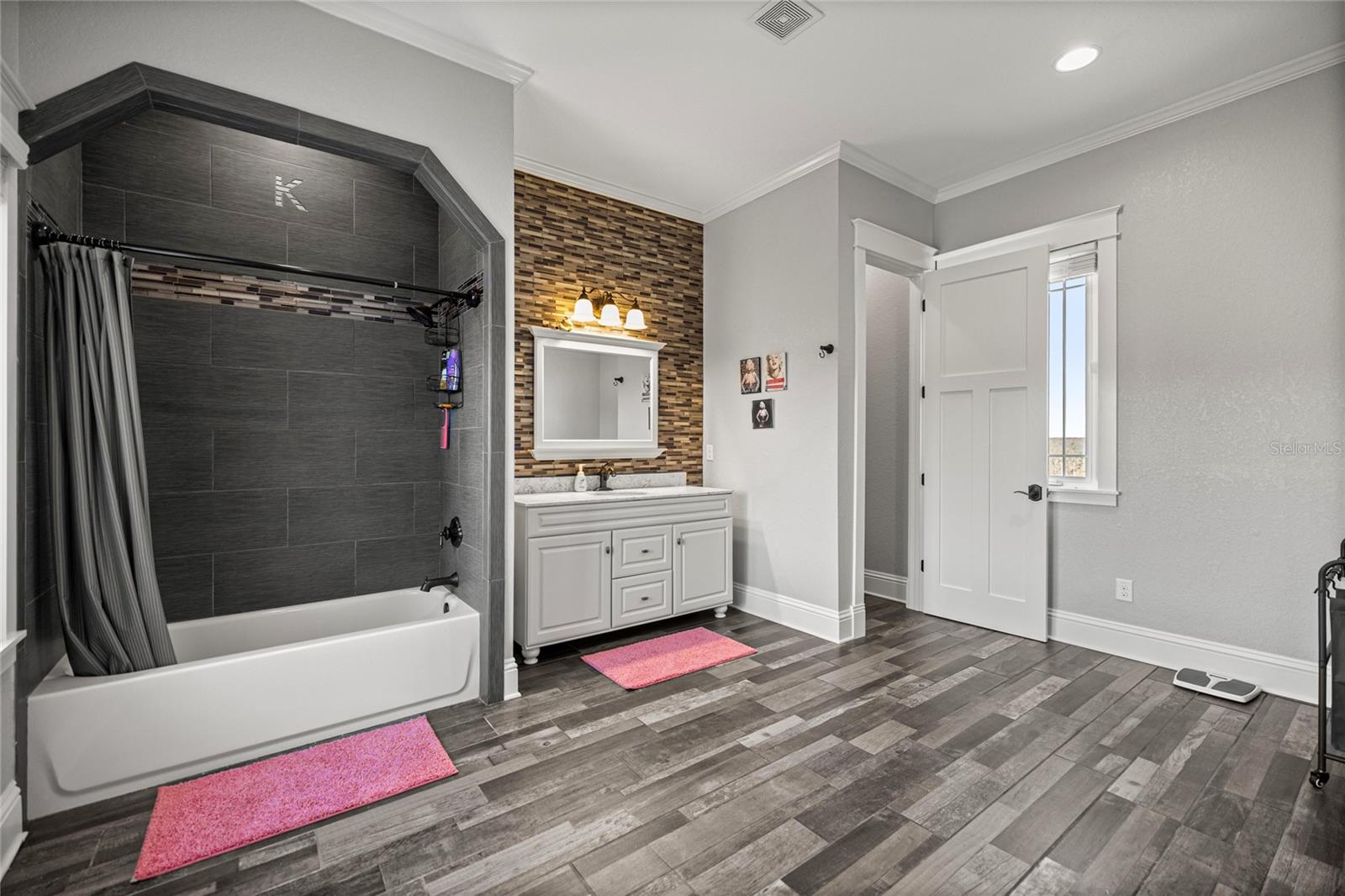 LAKESIDE AT LAKE BRYANT - Residential