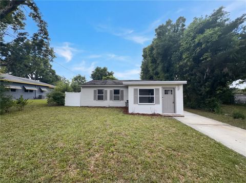 Photo of 324 Bassedena Circle S, Lakeland, FL 33805 (MLS # O6398127)