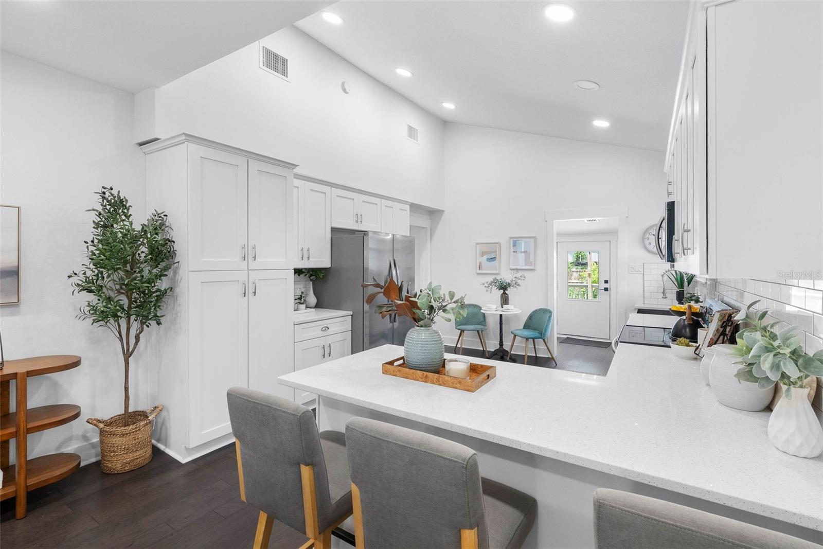 415 W AMELIA AVENUE