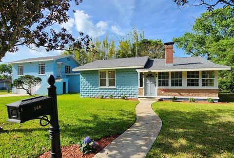 Photo of 300 W 12th Street, Sanford, FL 32771 (MLS # O6297441)