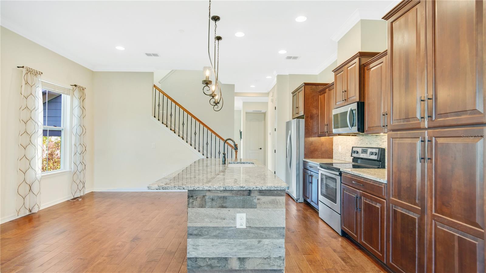 HAMPTONS - SECOND REP - Residential Lease