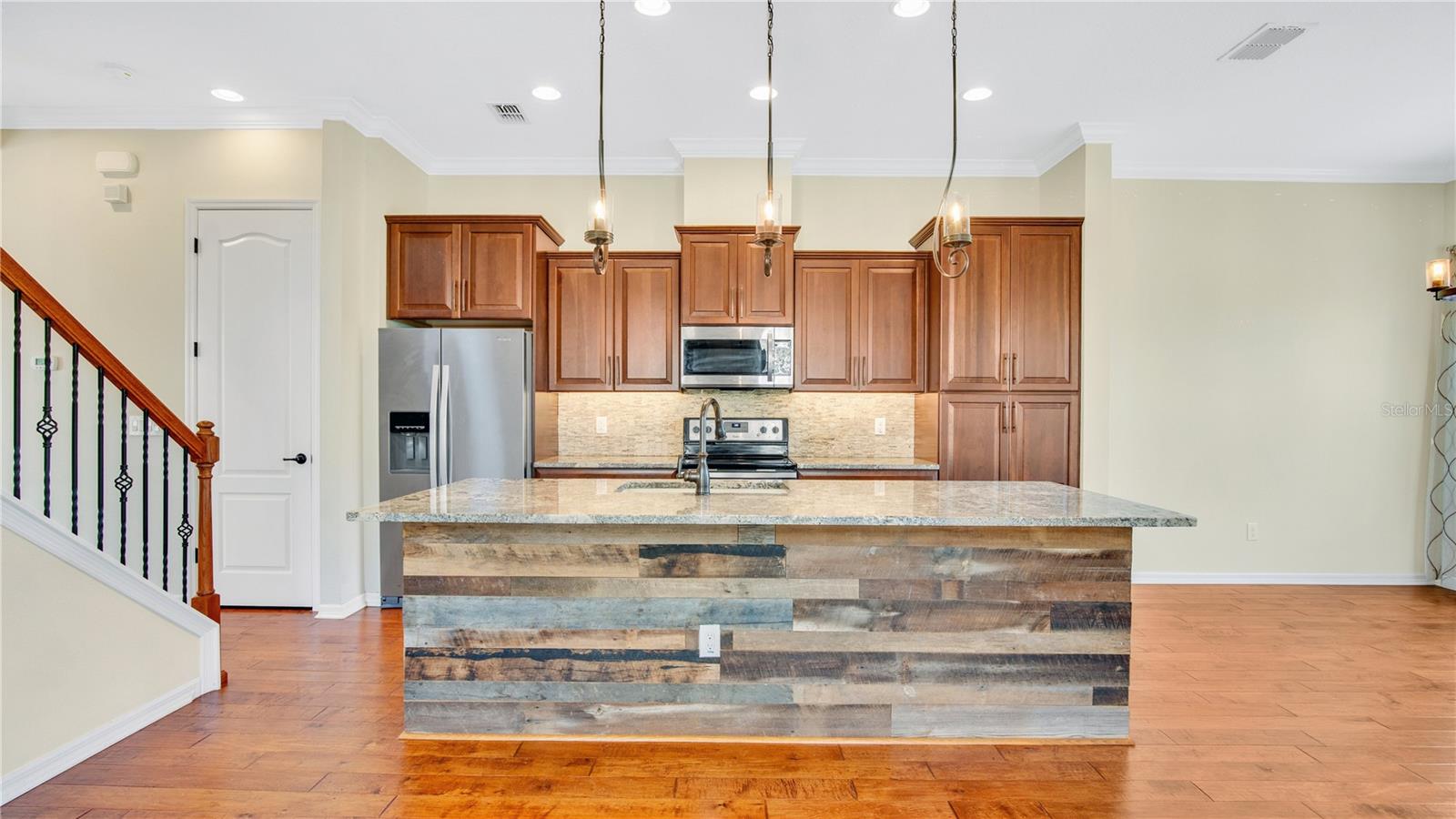 HAMPTONS - SECOND REP - Residential Lease