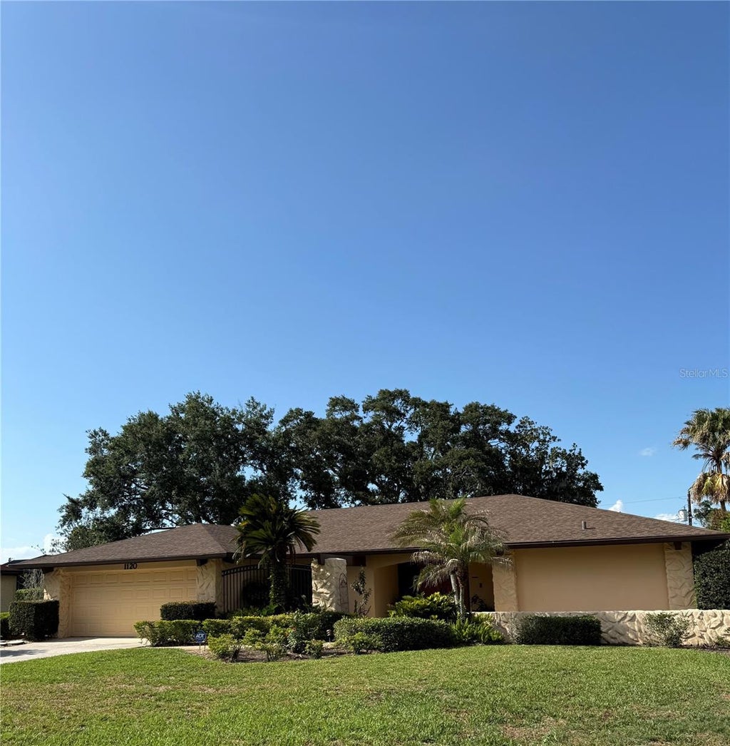Photo of 1120 Lake Point Terrace, Lakeland, FL 33813 (MLS # L4965703)