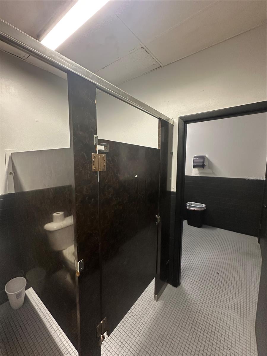 SOUTH VENICE UN 4 - Commercial Lease