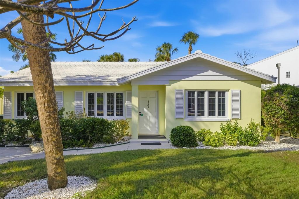 Photo of 323 Madison Drive, Sarasota, FL 34236 (MLS # A4675043)