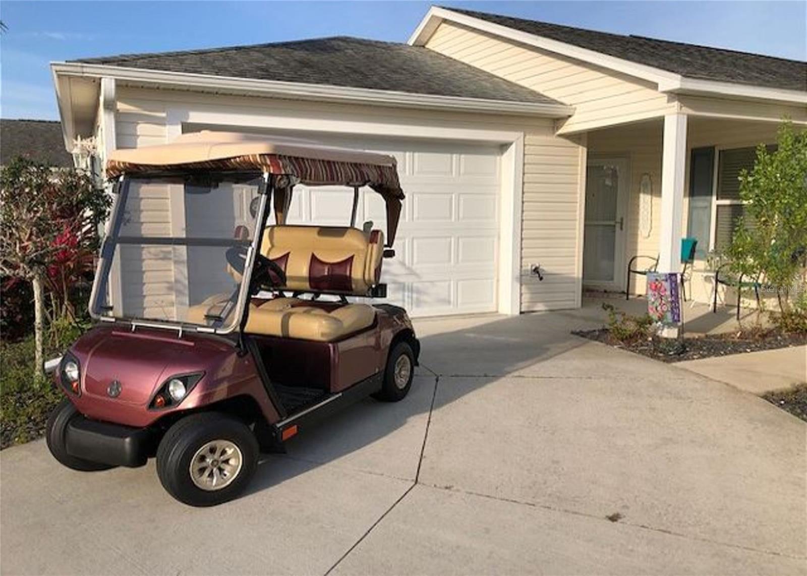 RENT BEFORE YOU BUY!!! Darling two bedroom Courtyard Villa with a nice golf cart to get you to the Squares! Close to many pools, golf courses and in between Brownwood Paddock Square and Lake Sumter Landing Square. Flat screen in the living area. Laminate and tile through out the whole house. Large sofa, recliner and 2 chairs. Guest room has a queen size bed and flat screen tv. Master bed room is a king size bed with flat screen. Nice outside screened in lanai on the back of the house. Comfortable seating. Kitchen overlooks the dining room and living room area.--July-October monthly $2550 plus taxes & fees--November $2900 plus taxes & fees--December $3000 plus taxes & fees. PLEASE CALL FOR WEEKLY RATES