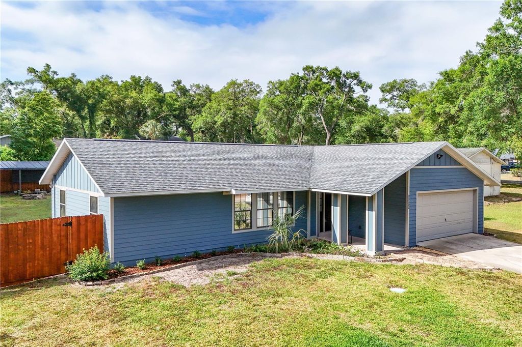 Photo of 25302 Glen Eagles St, Sorrento, FL 32776 (MLS # G5111656)