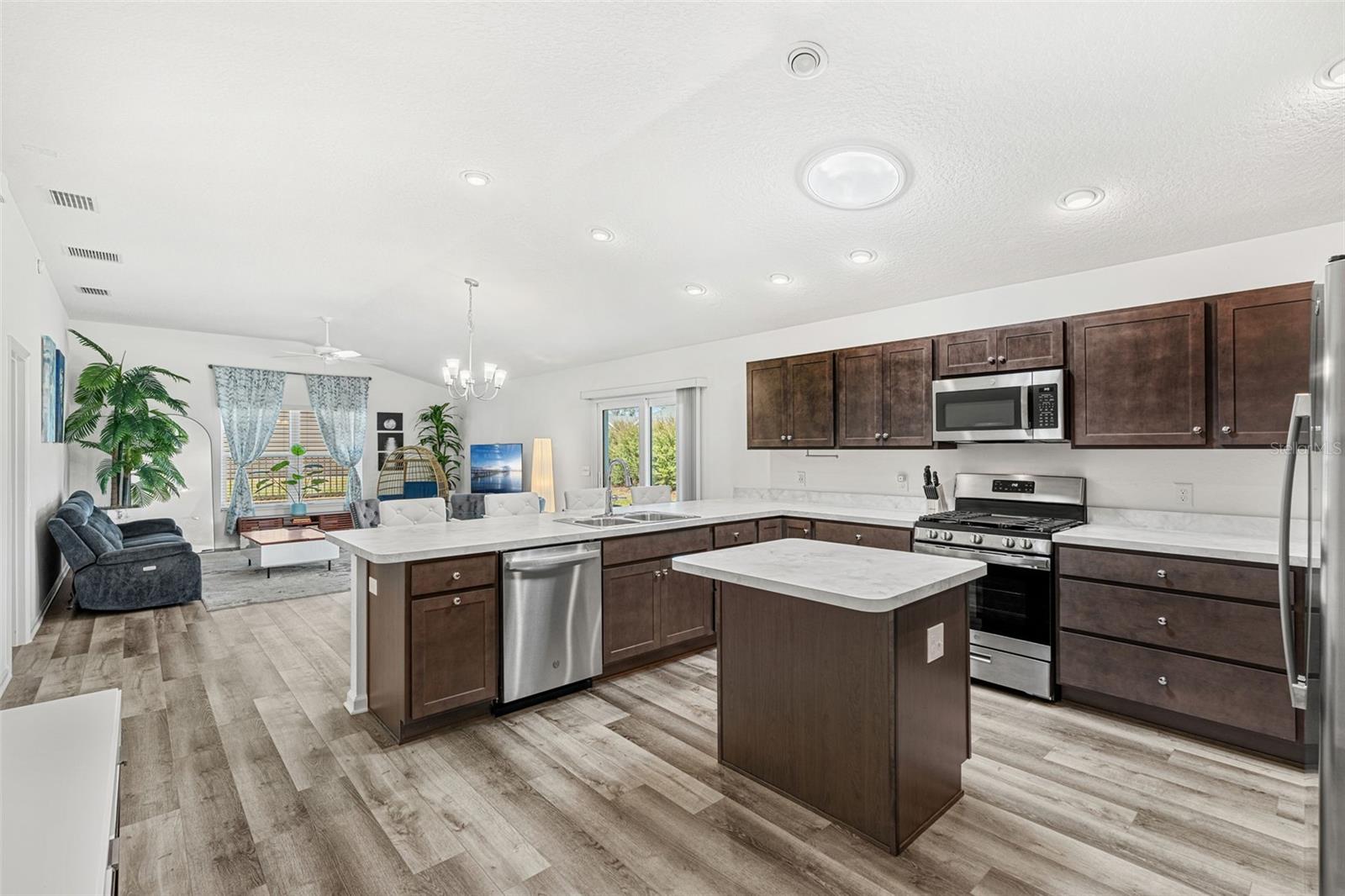 VILLAGES/SOUTHERN OAKS UN #107 - Residential