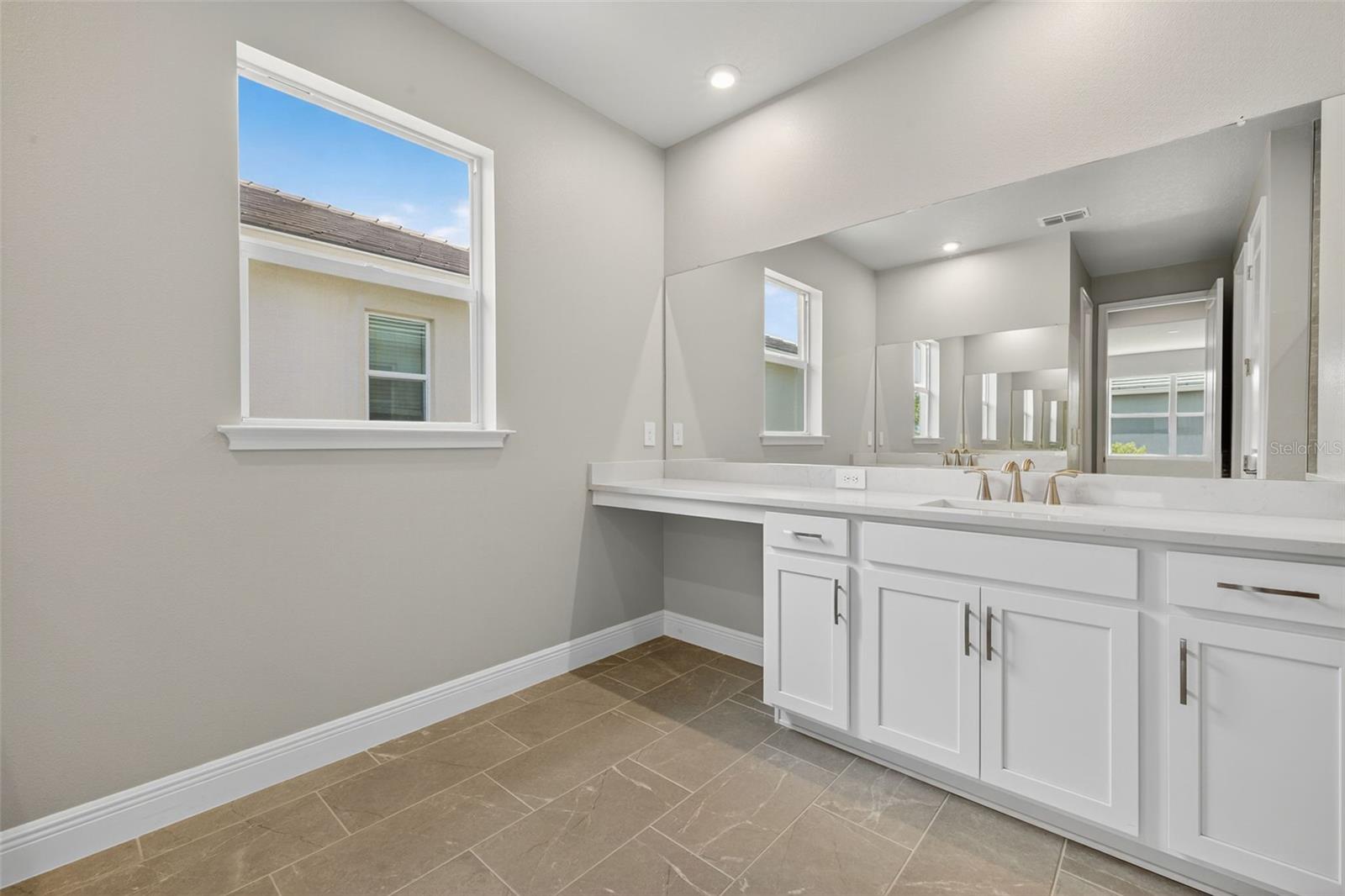 SUNSTONE LAKESIDE AT WELLEN PARK - Residential