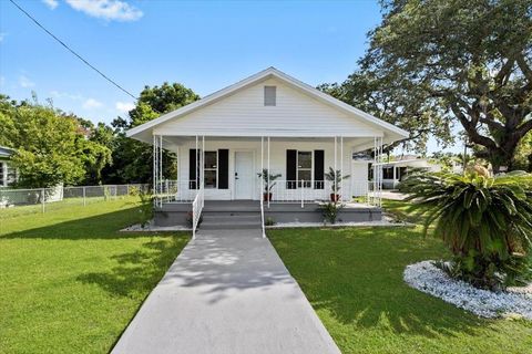 Photo of 4112 E Ellicott St, Tampa, FL 33610 (MLS # TB8401742) Photo of 4112 E Ellicott St, Tampa, FL 33610 (MLS # TB8401742)