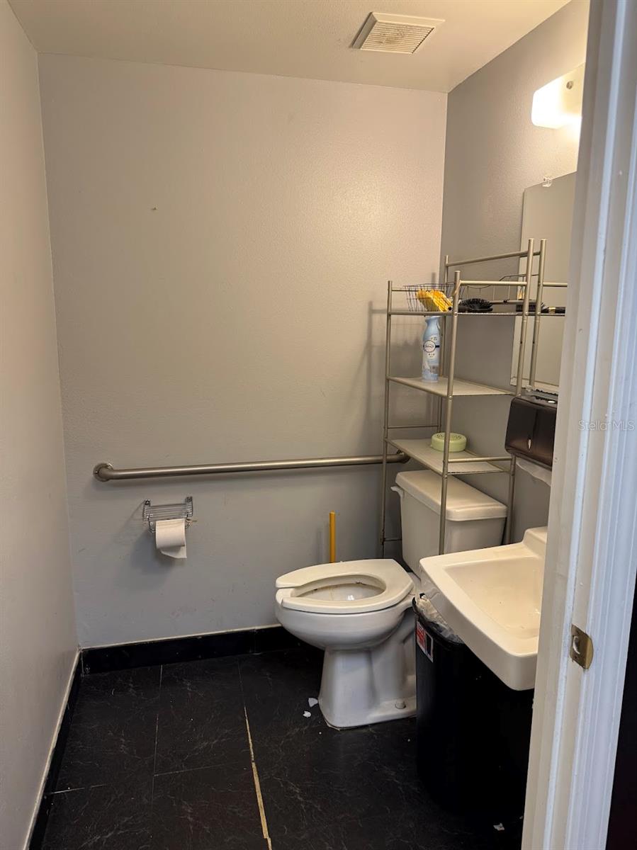 OCALA SQUARE - Commercial Lease