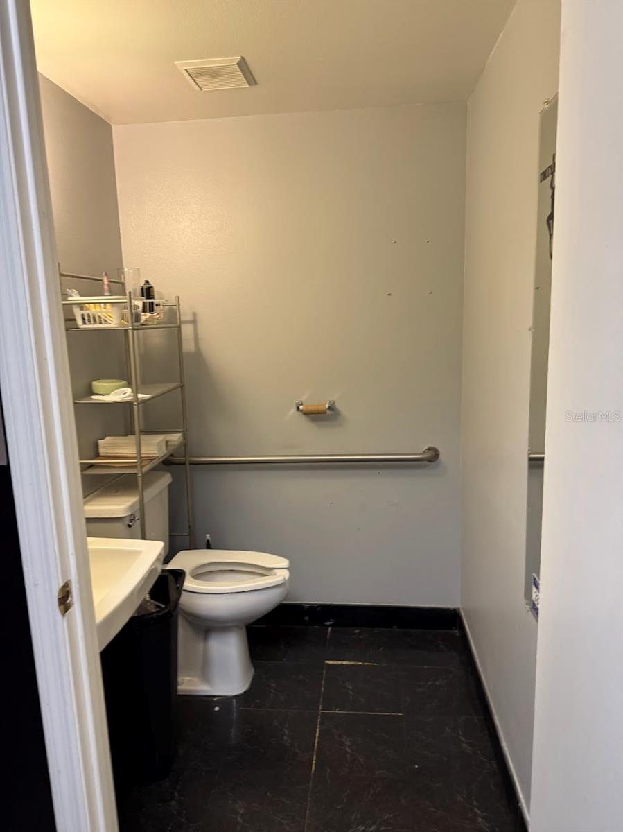 OCALA SQUARE - Commercial Lease