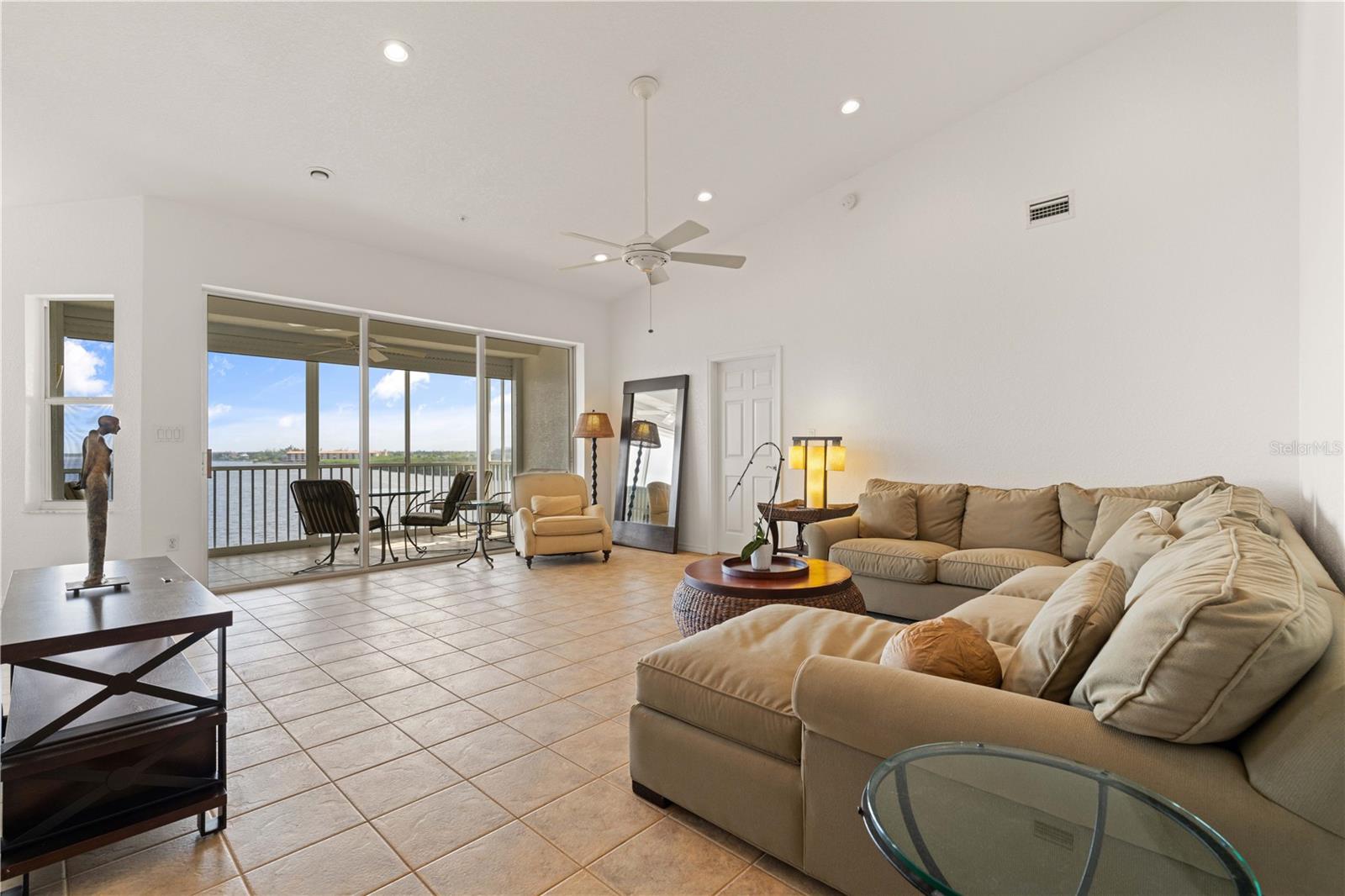 HARBOR WALK PH 02 BLDG 02 - Residential