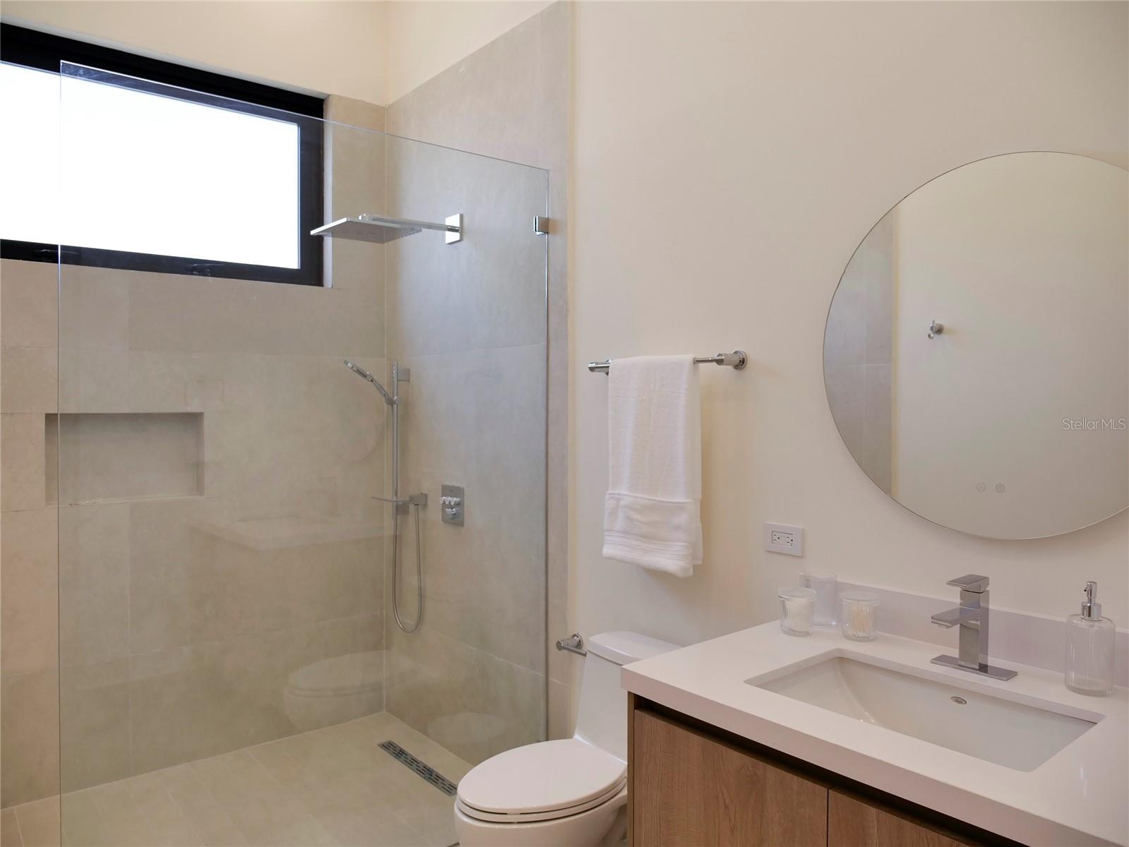 FOUR SEASONS RESORT - Residential