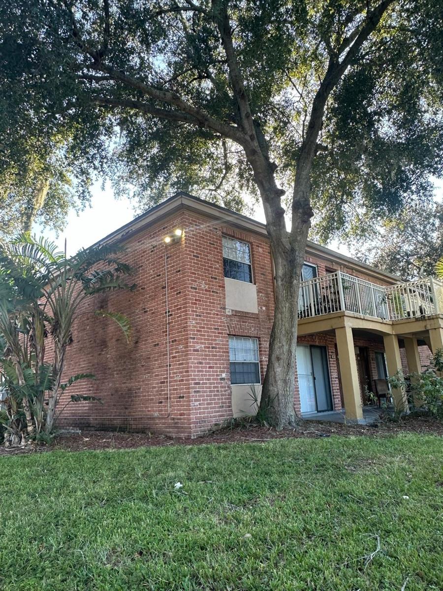 Charming 1-Bedroom Condo in Prime Location!
Welcome to 100-472 Banyan Tree—a beautifully maintained 1-bedroom, 1-bathroom condo perfect for comfortable living or investment. This unit offers a bright and open living space, a functional kitchen, and a spacious bedroom with ample closet space. Enjoy access to community amenities and a convenient location near shops, dining, and major highways. Don’t miss this opportunity!