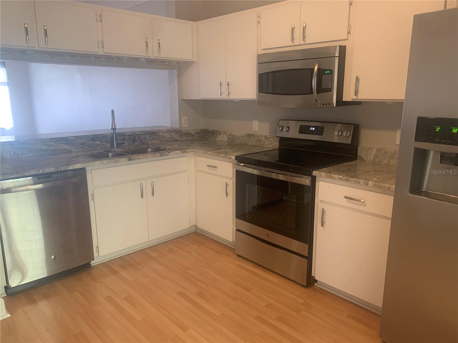 BERKELEY SQUARE - Residential Lease