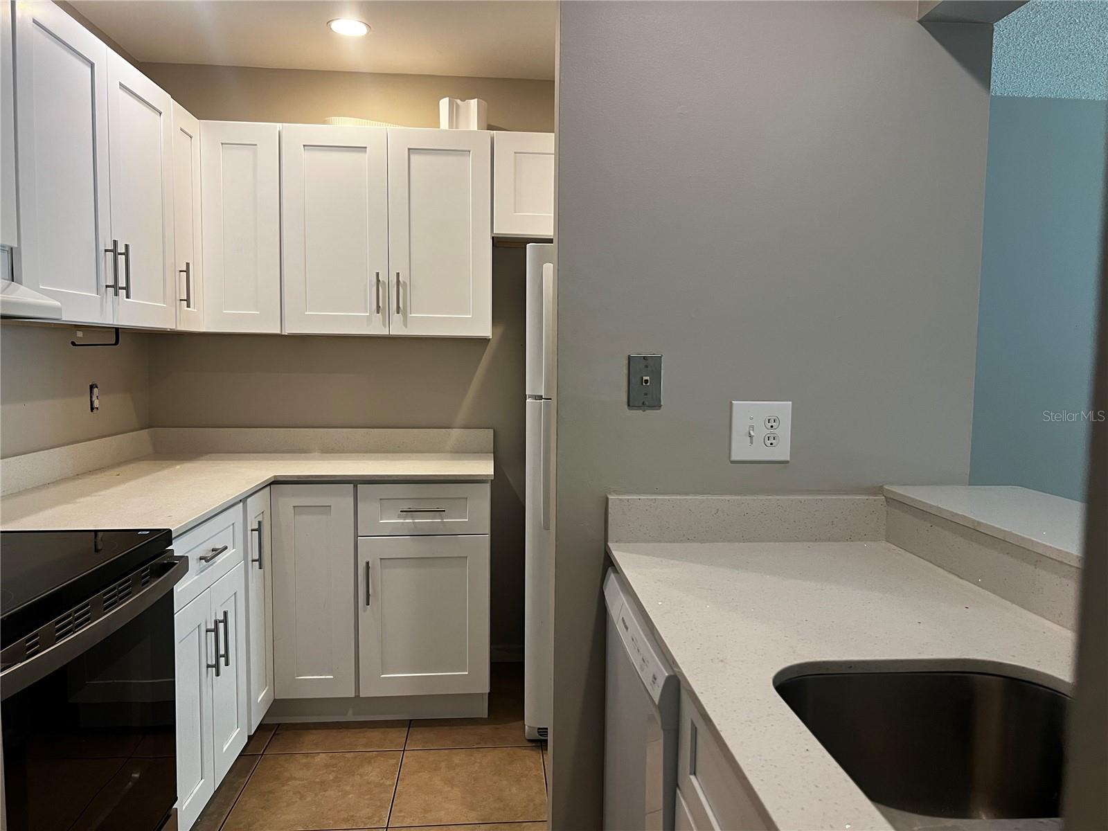LAKESIDE CONDO APTS - Residential Lease