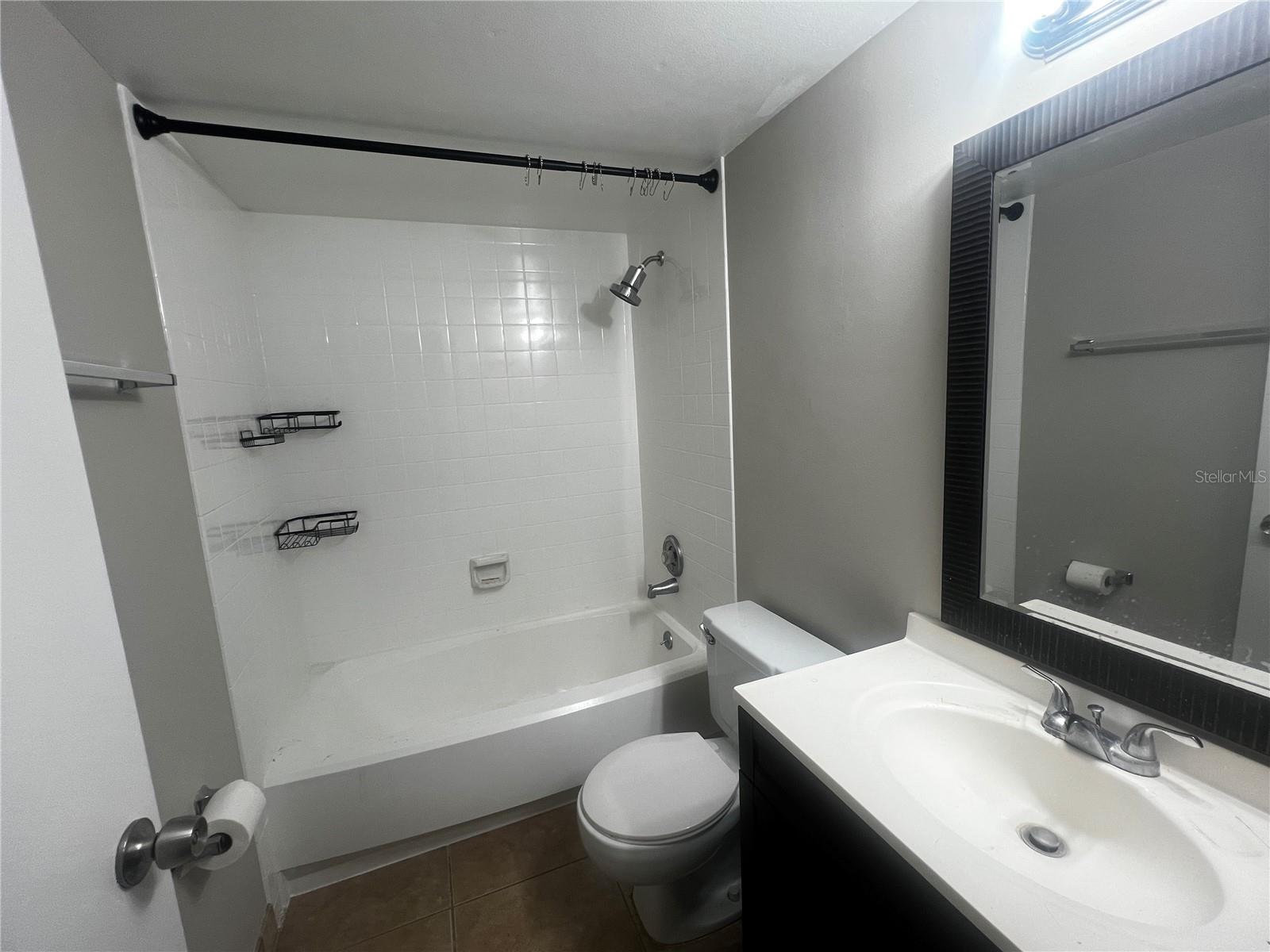 LAKESIDE CONDO APTS - Residential Lease