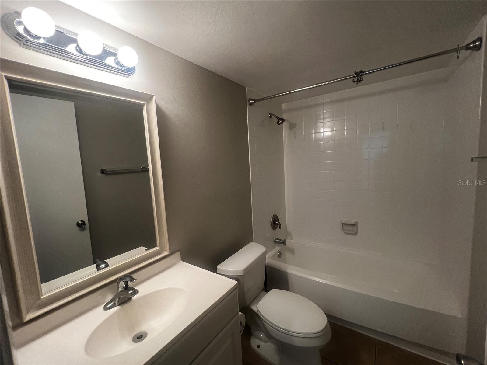 LAKESIDE CONDO APTS - Residential Lease