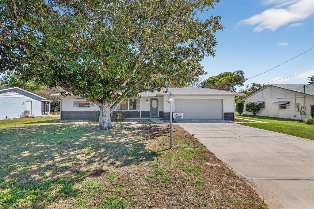 Photo of 623 Third Avenue, Lady Lake, FL 32159 (MLS # G5109386)