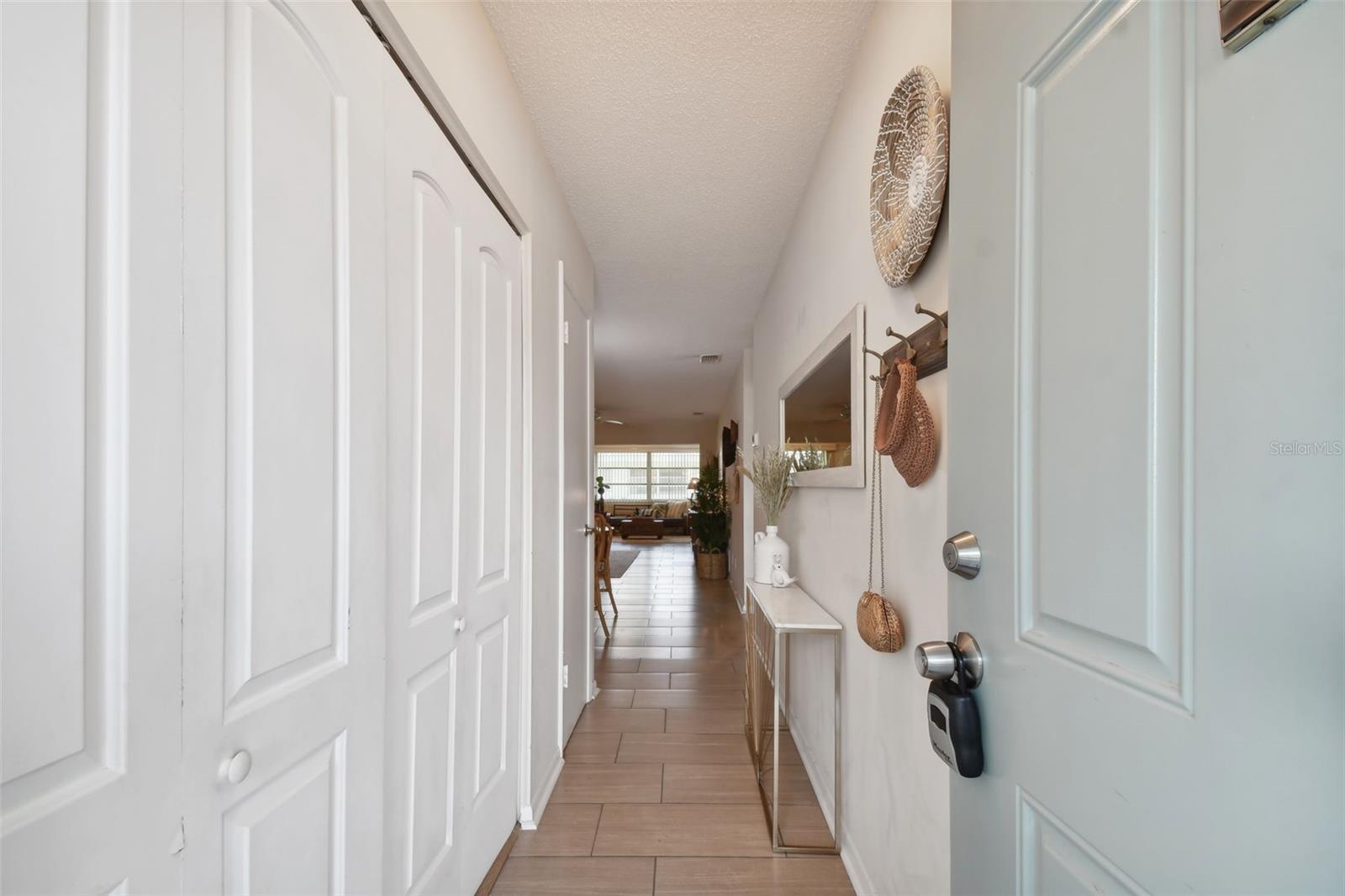 TWIN OAKS APTS - Residential