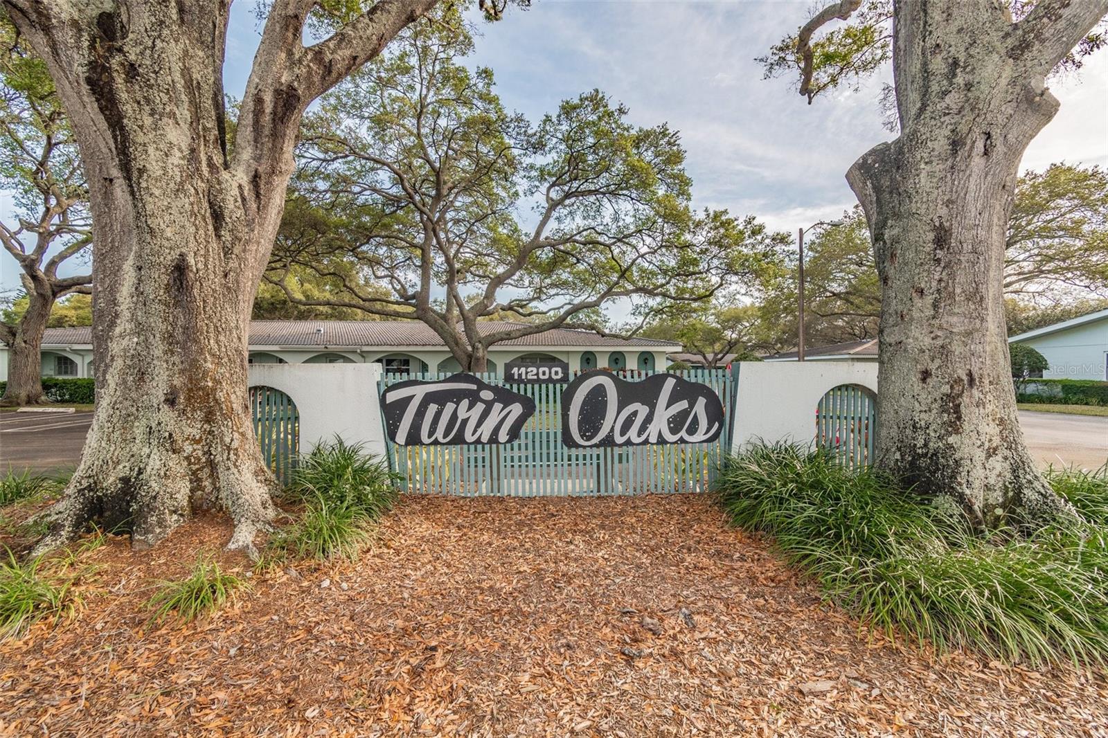 TWIN OAKS APTS - Residential