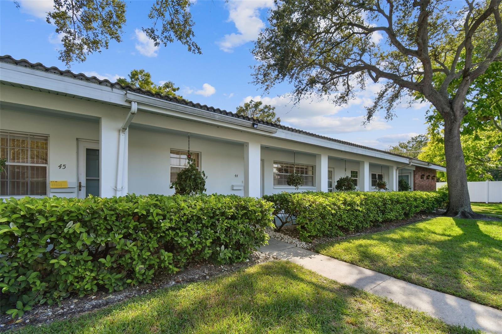 TWIN OAKS APTS - Residential