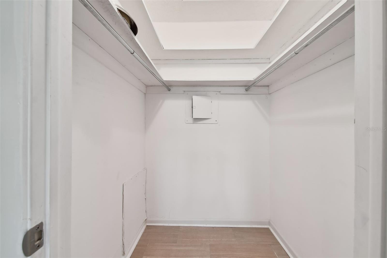 TWIN OAKS APTS - Residential