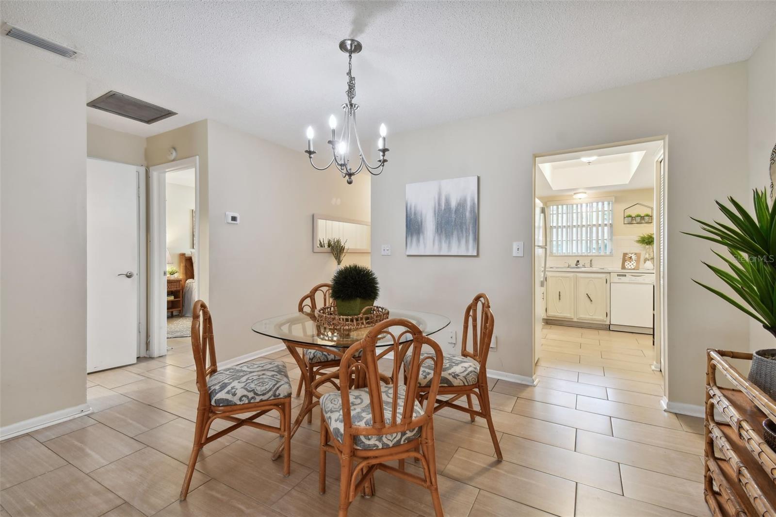 TWIN OAKS APTS - Residential