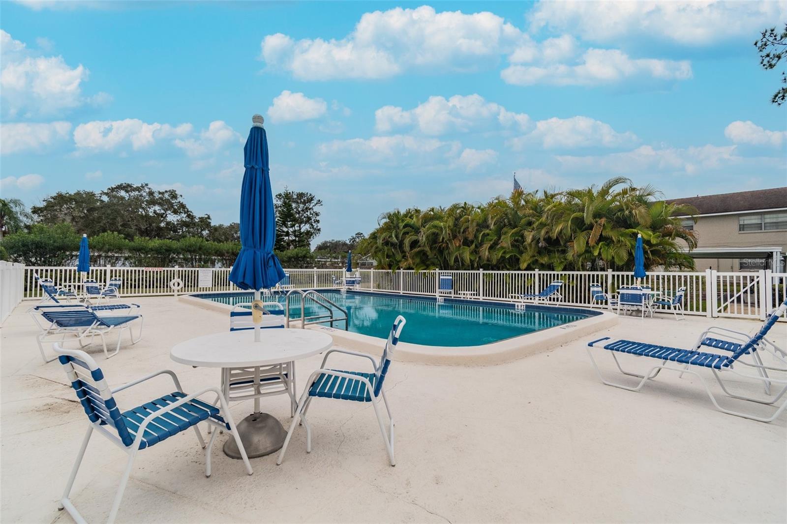 TWIN OAKS APTS - Residential