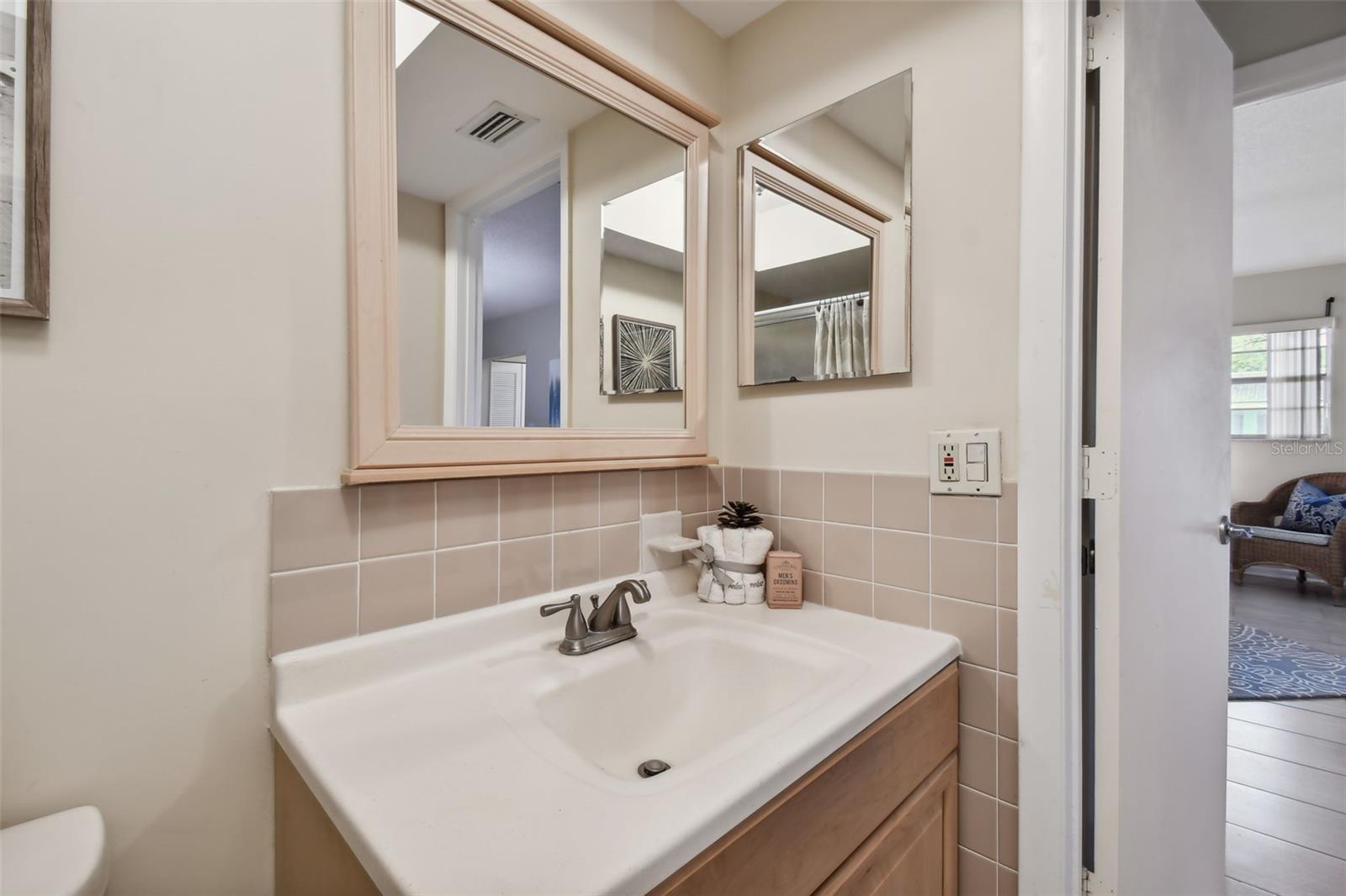 TWIN OAKS APTS - Residential