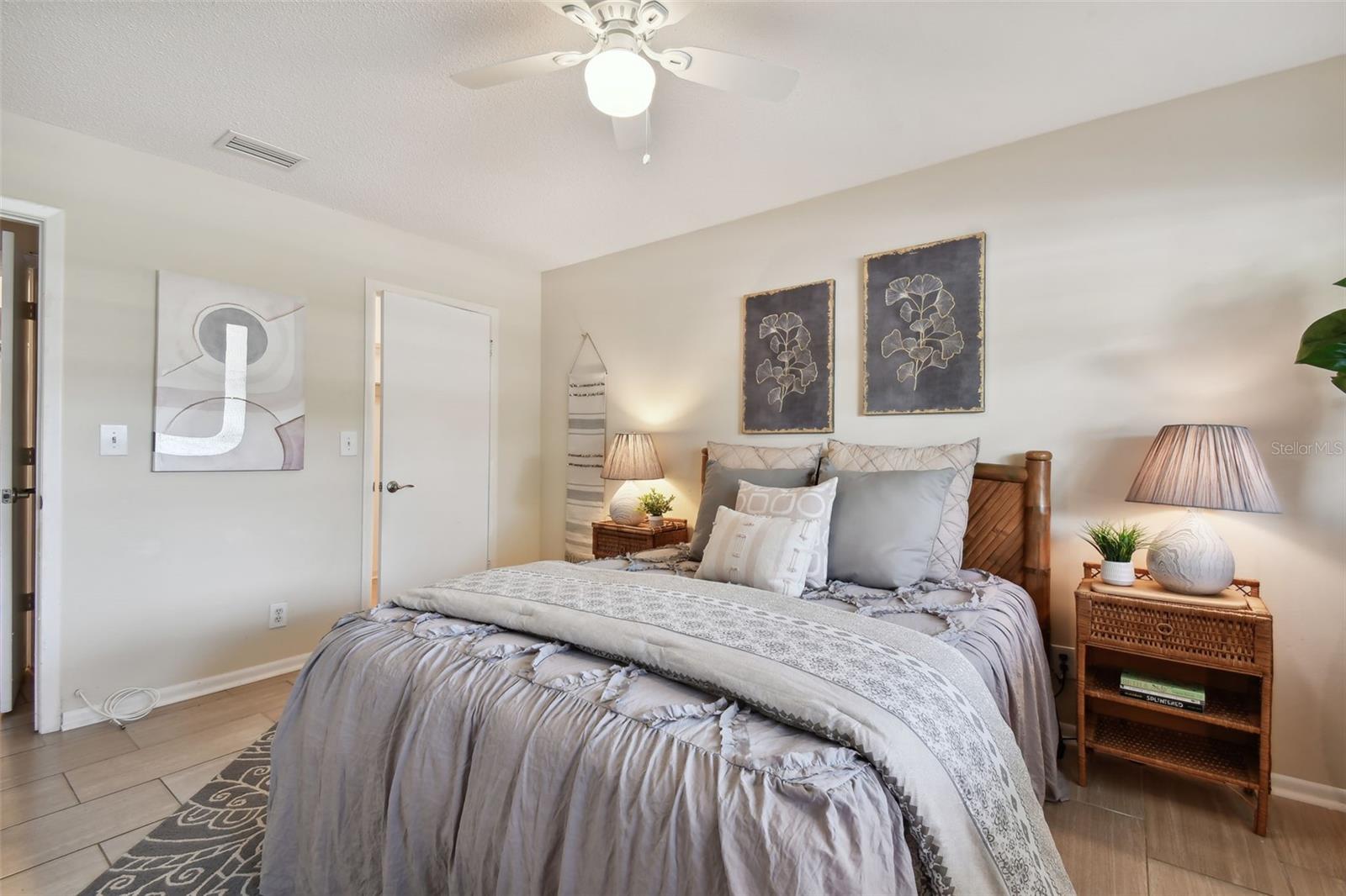 TWIN OAKS APTS - Residential